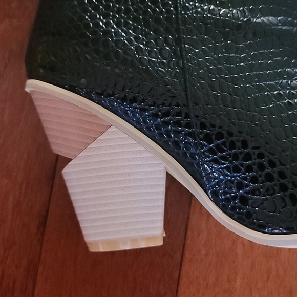 Size 12 womens boots - Picture 5 of 5